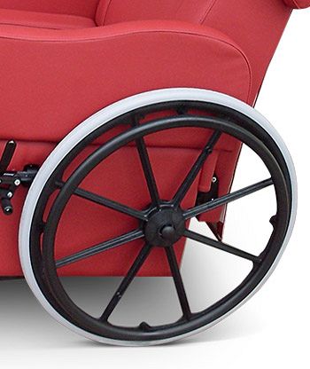 particolare di una ruota da carrozzina su poltrona per disabili e anziani