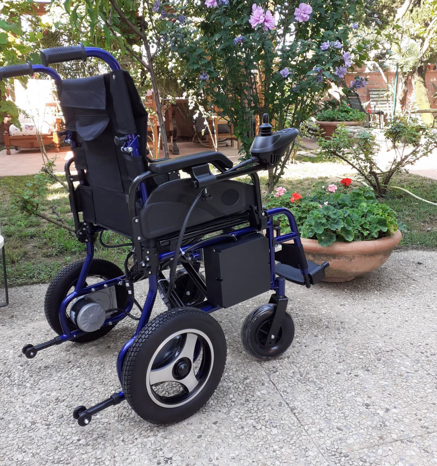 poltrona per disabili e anziani con ruote molto grandi